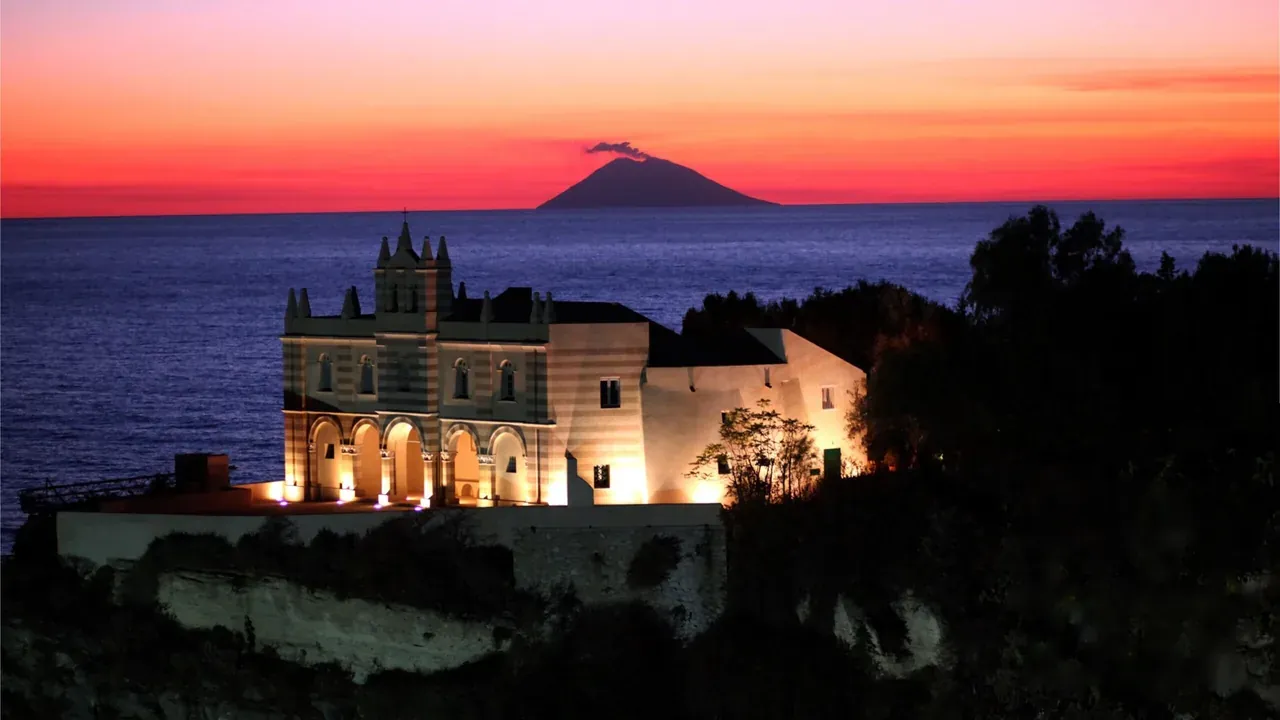Tramonto su Tropea con lo Stromboli all'orizzonte