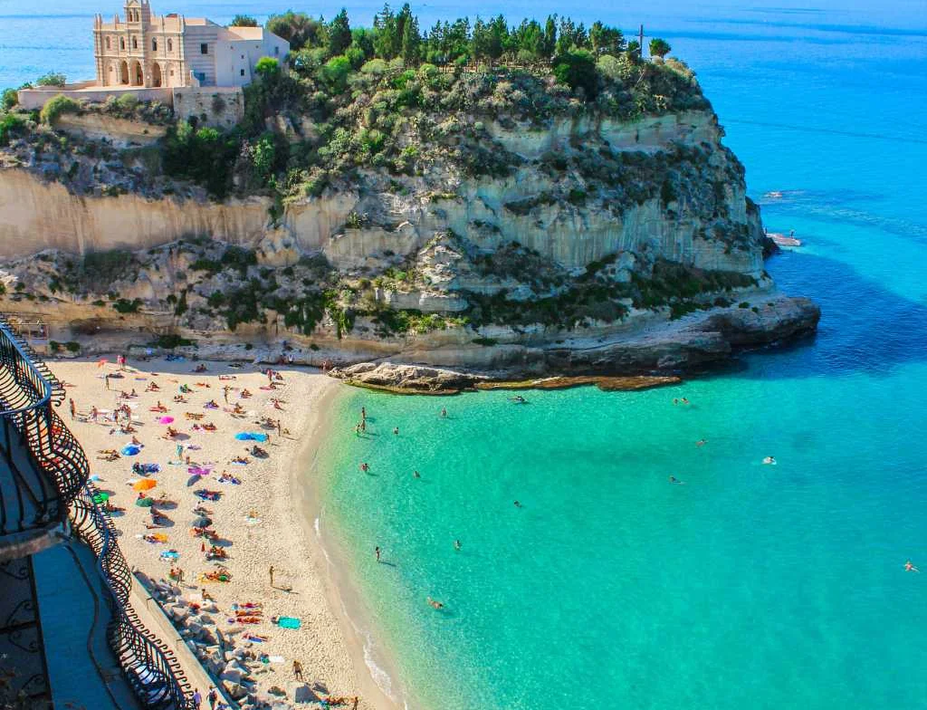 Spiaggia della Rotonda, sotto il santuario di Santa Maria dell'Isola