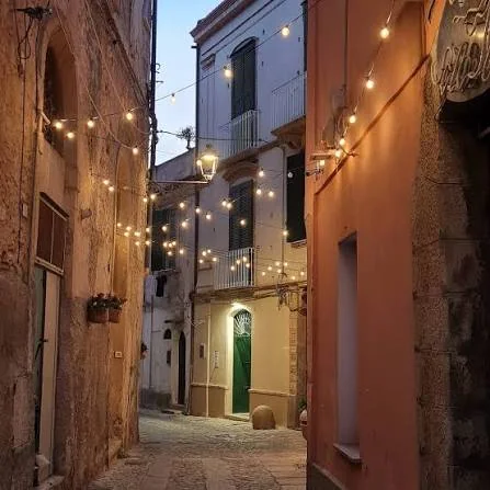Un vicolo del centro storico di Tropea, di sera